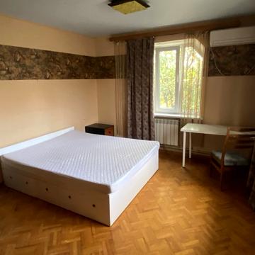 Академіка Філіппова вул., 1а