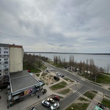 Лазурна вул., 10-Б