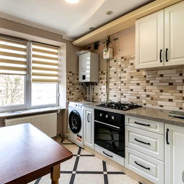 Євгена Коновальця вул., 130