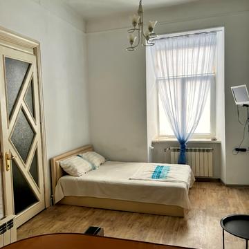 Театральна вул., 23