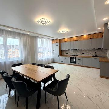 Героїв Майдану вул., 2