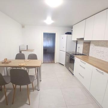 Сонячна вул., 14