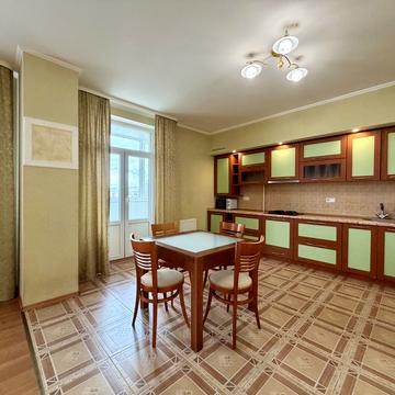 Раїси Окіпної вул., 4