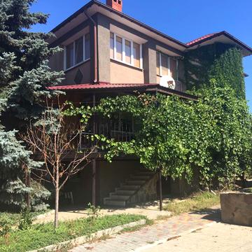 Набережная, 2