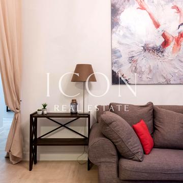 Десятинна вул., 8