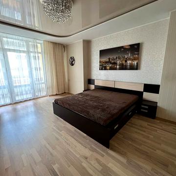 Анни Ахматової вул., 30