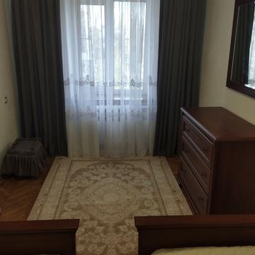 Будівельників вул., 12