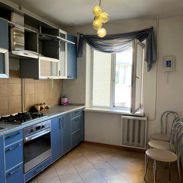 Академіка Корольова вул., 63