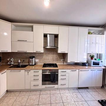 Залізнична вул., 2