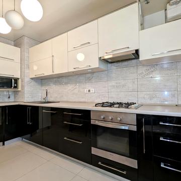 Академіка Сахарова вул., 40