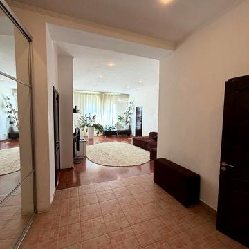 Академічна вул. (Піонерська), 1