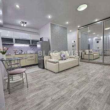 Набережно-Хрещатицька вул., 35