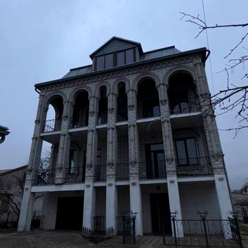 Богдана Хмельницького вул., 7