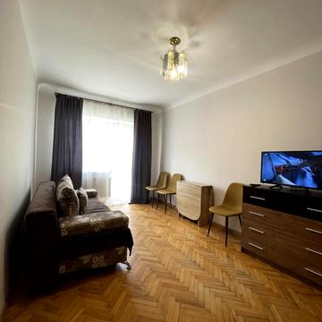 Чорновола вул., 35