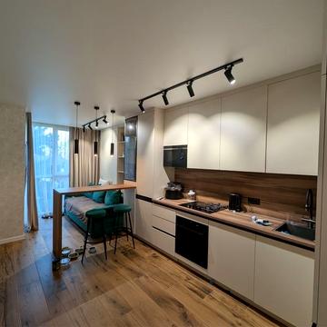 Радистів вул., (Будинок 1)