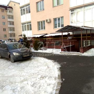 Академіка Амосова вул., 22