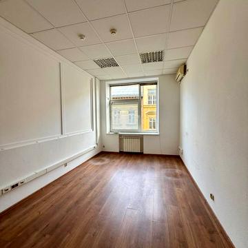 Пекарська вул., 7