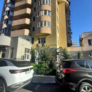 Анни Ахматової вул., 46