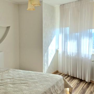 Анни Ахматової вул., 48