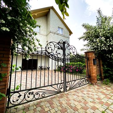 Набережна вул., 23