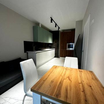 Вячеслава Чорновола просп. (), 77