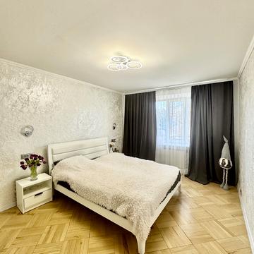 Євгена Коновальця вул., 88а