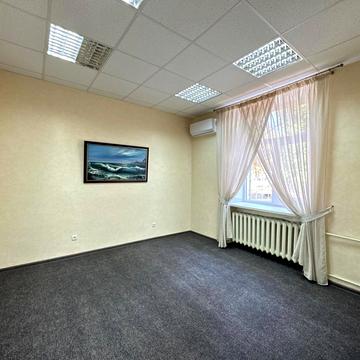 Університетська пл. (Радянська), 68