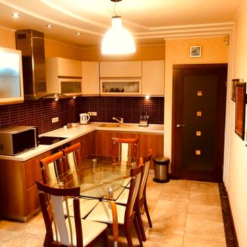 Анни Ахматової вул., 35