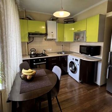 Станційна вул., 12