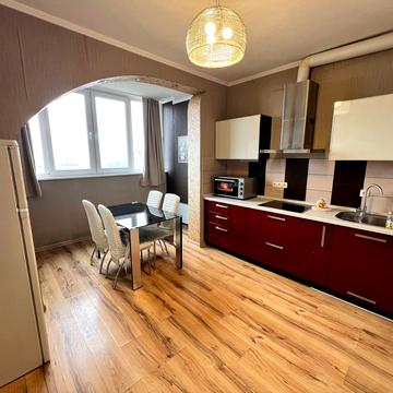 Валерія Лобановського просп. (Червонозоряний), 4-Ж