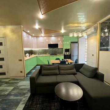 Набережна Перемоги вул., 42