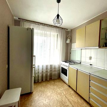 Космонавтів вул., 152