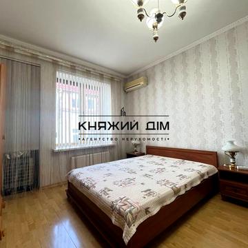 Дмитрівська вул., 46