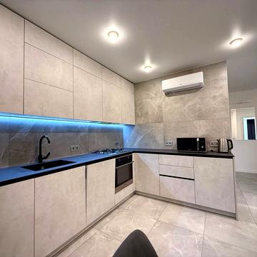 Набережна Перемоги вул., 42