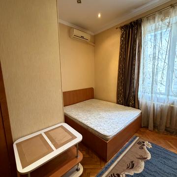 Добровольців вул., 5