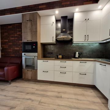 Воскресенська вул., 18