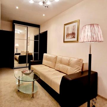 Анни Ахматової вул., 30