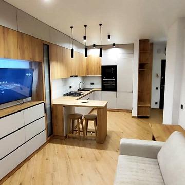 Угорська вул., 12