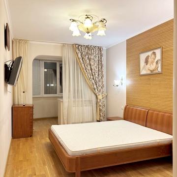 Анни Ахматової вул., 13