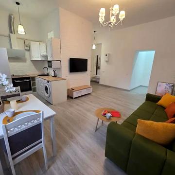 Володимира Антоновича вул. (Свердлова), 52