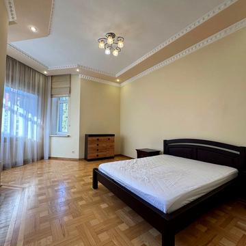 Євгена Коновальця вул. (), 105