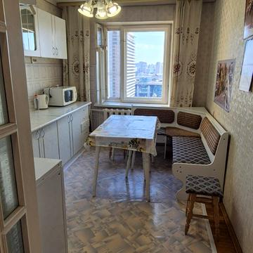 Стадіонна вул., 6