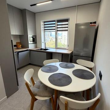 Хорольська вул., 8/4