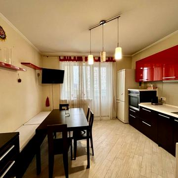 Анни Ахматової вул., 50