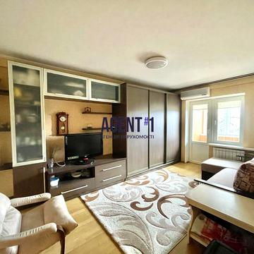 Миколи Ушакова вул., 8