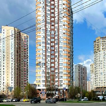 Анни Ахматової вул., 32/18