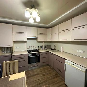 Менахем-Мендл Шнеєрсона вул. (Мініна), 11