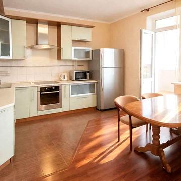 Саперно-Слобідська вул., 10