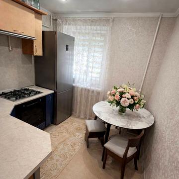 Академіка Філатова вул., 4