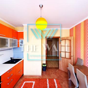 Анни Ахматової вул., 28